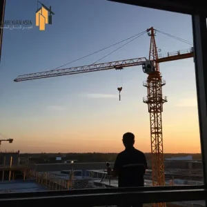 راننده تاور کرین حرفهای در کارگاه